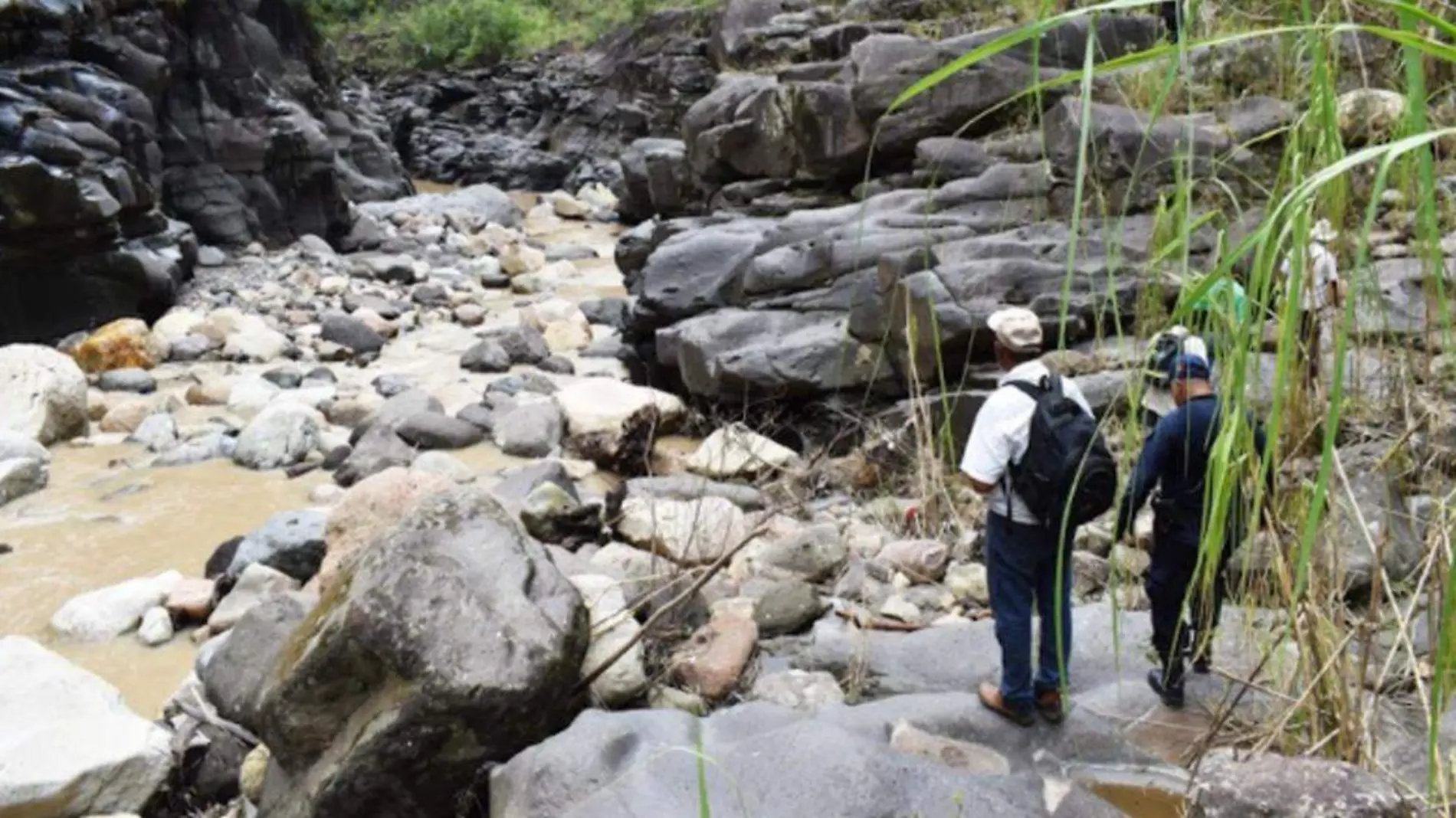 buscan a desaparecido en rio apulco 